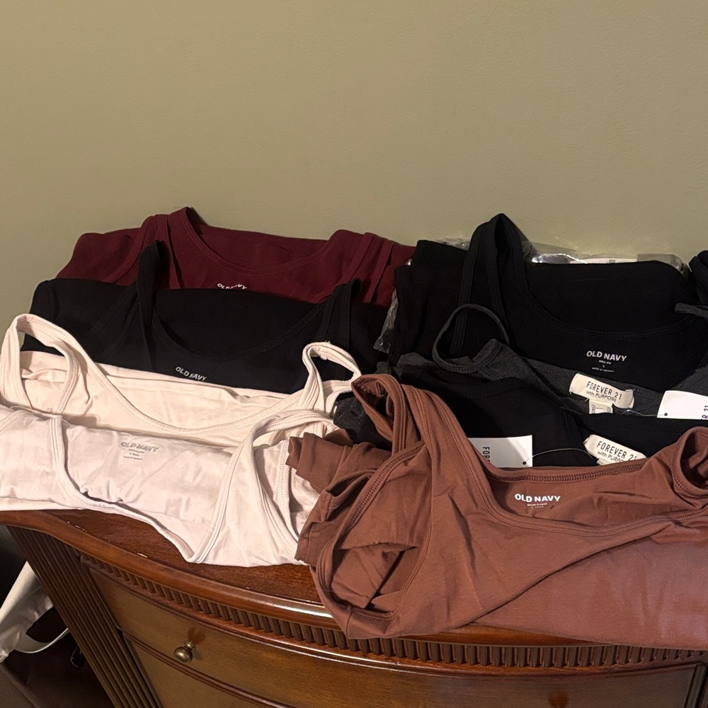 Lot of 10 Old Navy and Forever 21 Tank Tops (L and XL new and used) 10 in total